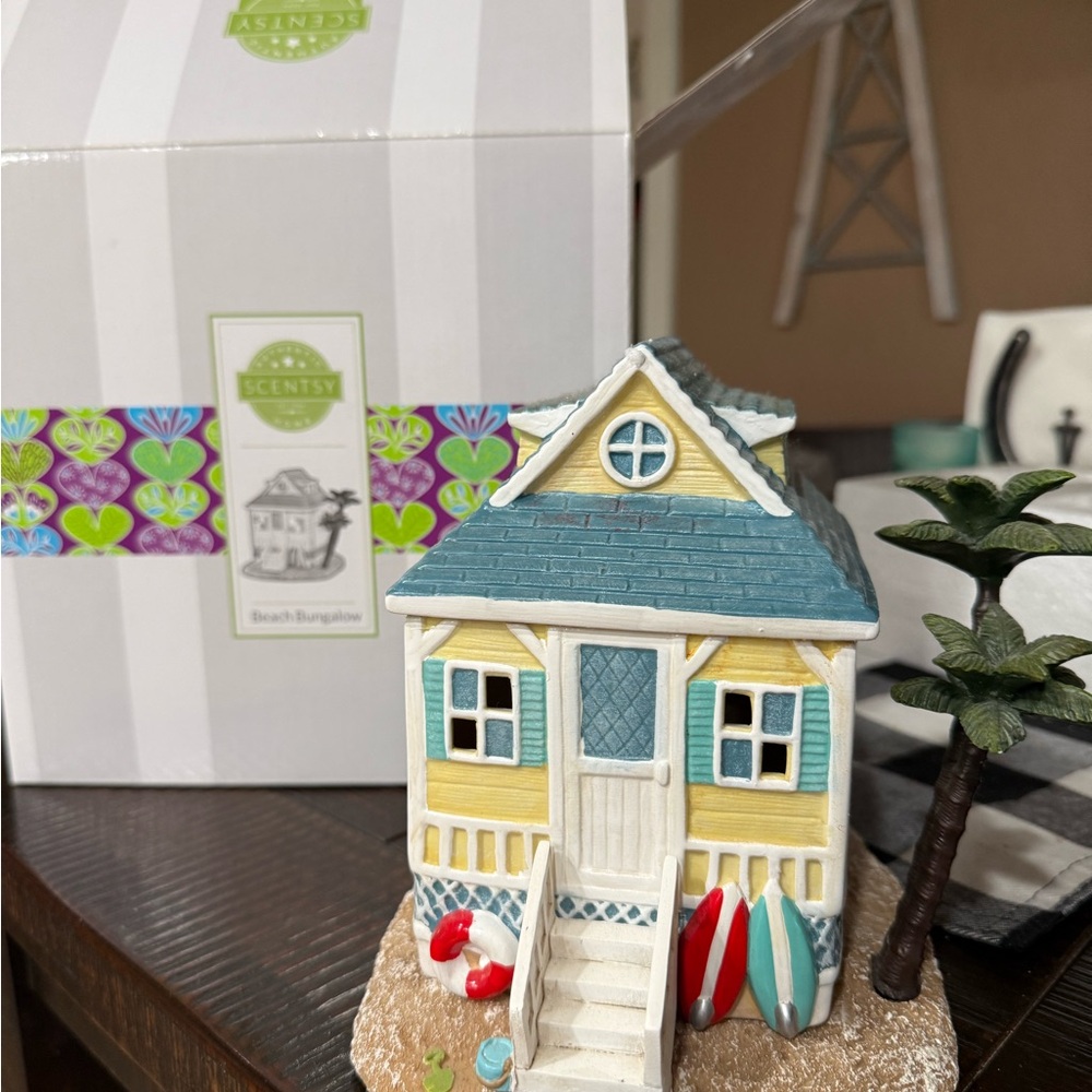 Scentsy Coastal Cottage Warmer with Blue and Yellow